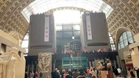 Les deux banderoles déployées dans le musée d'Orsay à Paris.