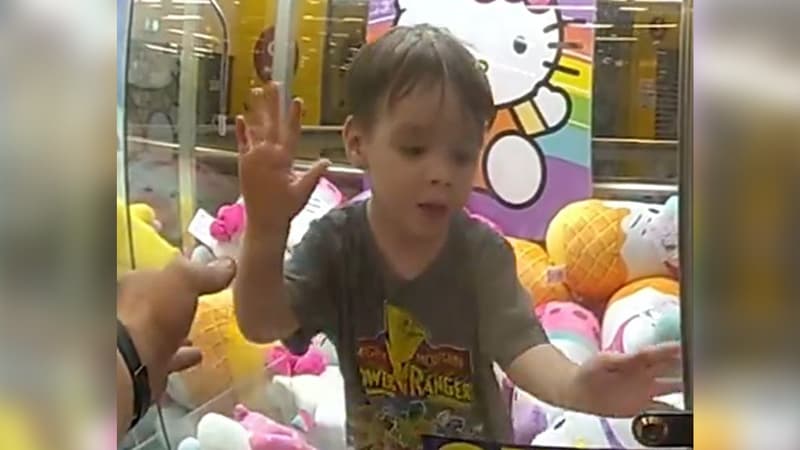Eythan, 7 ans, a réussi à entrer dans une machine à pince en Australie le 28 janvier 2024