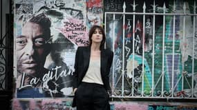Charlotte Gainsbourg devant la Maison Gainsbourg à Paris le 14 septembre 2023