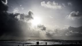 Des gens regardent la mer à Plomeur, dans l'ouest de la France, le 8 décembre 2023. (photo d'illustration)
