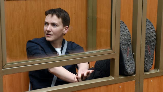 Nadia Savtchenko attend l'énoncé de son verdict dans le box des accusés, au tribunal de Donetsk (Russie), le 22 mars 2016.