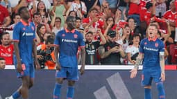 Les Niçois dépités après un but du Benfica en Ligue des champions, le 12 août 2025