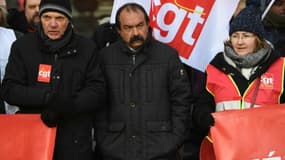 Le numéro un de la CGT, Philippe Martinez (c), défile à Paris pour réclamer des hausses de salaires, le 14 décembre 2018