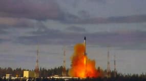 Cette capture réalisée à partir d'une vidéo publiée par le ministère russe de la Défense le 20 avril 2022 montre le lancement du missile balistique intercontinental Sarmat sur le terrain d'essai de Plesetsk, en Russie. 