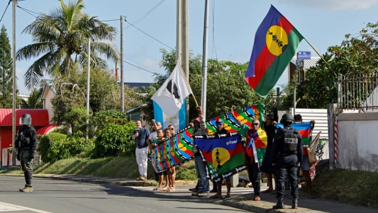 Des manifestants brandissent le drapeau kanak alors que le président Emmannuel Macron est arrivé à Nouméa, le 23 mai 2024 en Nouvelle-Calédonie