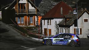 Une voiture lors du 92e Rallye Monte-Carlo, entre Pellafol et Agnières-en-Dévoluy, près de Gap, le 27 janvier 2024.