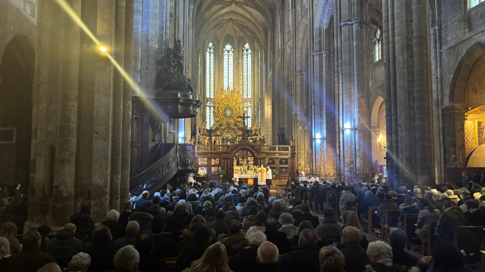 L'intérieur de la basilique de Saint-Maximin-la-Sainte-Baume, lors des obsèques d'Émile le 8 février 2025.