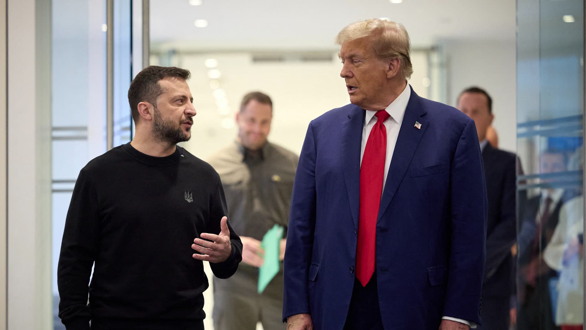 ENTRE INVECTIVES, COUPS DE PRESSIONS ET DÉCEPTIONS: SIX MOIS D'UNE RELATION TUMULTUEUSE ENTRE DONALD TRUMP ET VOLODYMYR ZELENSKY