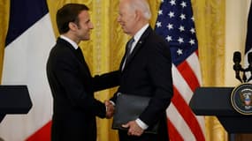 Le président américain Joe Biden et son  homologue français Emmanuel Macron à l'issue d'une conférence de presse à la Maison Blanche, le 1er décembre 2022 à Washington