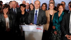 L'équipe de campagne François Hollande, candidat socialiste à l'élection présidentielle de 2012 en France, a été dévoilée mercredi. Elle comprend notamment un directeur, Pierre Moscovici (au centre), quatre porte-parole, une vingtaine de pôles thématiques