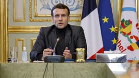 Le président Macron à l'Elysée s'adresse à ses homologues lors du sommet des cinq pays du Sahel, le 15 février 2021