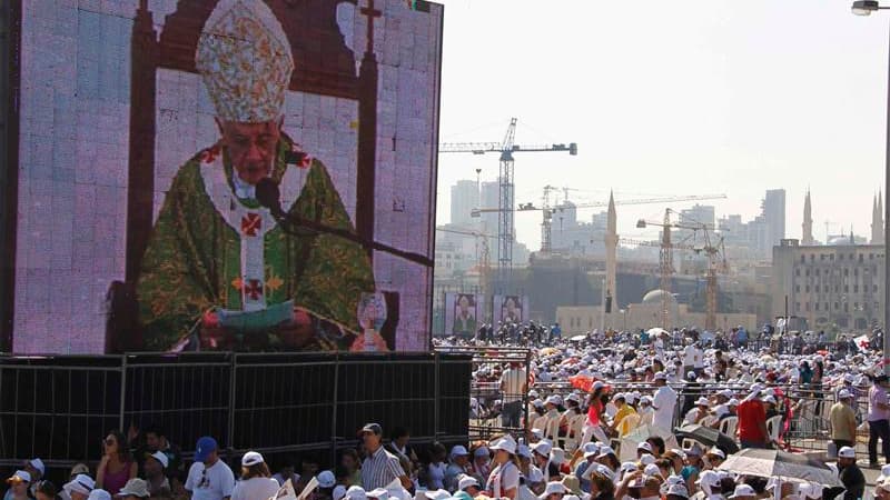 Le pape Benoît XVI a invité dimanche les dirigeants arabes à oeuvrer pour la paix et la réconciliation, lors d'une messe en plein air à laquelle participaient 350.000 fidèles à Beyrouth, la capitale libanaise, située à une cinquantaine de kilomètres de la