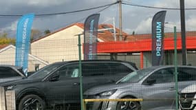 Des voitures d'occasion, dont le prix baisse, sur le parking d'un concessionnaire automobile