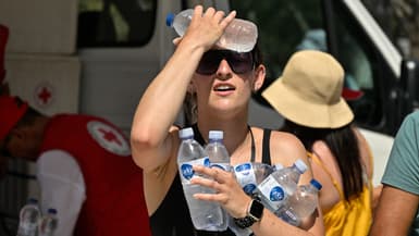 Une femme se rafraîchit avec une bouteille d'eau à Athènes, en Grèce, en proie à la canicule, le 20 juillet 2023 (illustration)