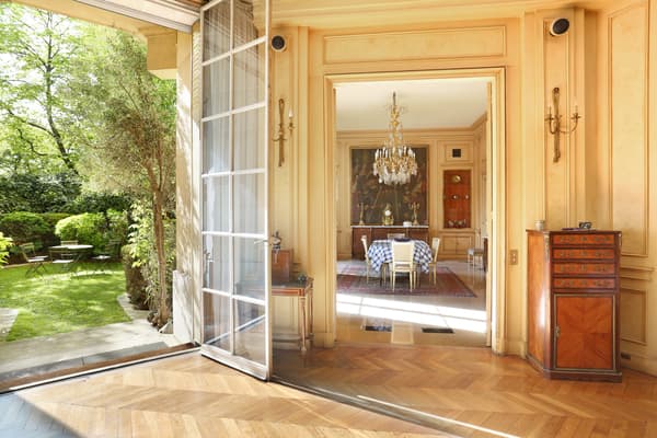 Dans le 7e arrondissement, cet appartement de 504m² comprenant de vastes réceptions avec belle hauteur sous plafond, donnant sur jardin a été vendu par Daniel Féau avec un prix de présentation de 9,9 millions d'euros. 