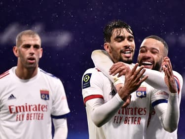 La joie de l’attaquant brésilien de Lyon, Lucas Paqueta, félicité par l’attaquant néerlandais Memphis Depay, après avoir ouvert le score à domicile contre Angers, lors de leur match de L1, le 11 avril 2021 au Groupama Stadium à Décines-Charpieu, près de Lyon