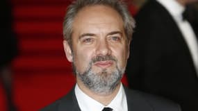 Le cinéaste britannique Sam Mendes réalisera le 24e film de la franchise officielle James Bond, ont annoncé jeudi les producteurs de la série, mettant ainsi fin à plusieurs mois d'incertitude. /Photo d'archives/REUTERS/Suzanne Plunkett