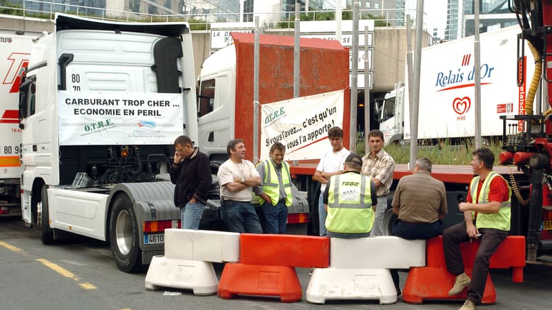 Des chauffeurs routiers bloquent le boulevard circulaire de la Défense (Paris) pour protester contre la hausse des prix du carburant, le 18 juin 2008.