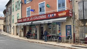 Le bar tabac de la Colonne à Riez dans les Alpes-de-Haute-Provence. 