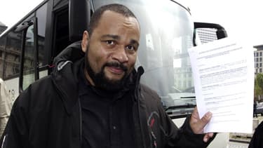 Dieudonné montre, le 21 juin 2012, la plainte déposée au palais de justice de Bruxelles après l’intervention de la police, le 9 mai 2012, pour arrêter son spectacle intitulé "Rendez-nous Jesus".