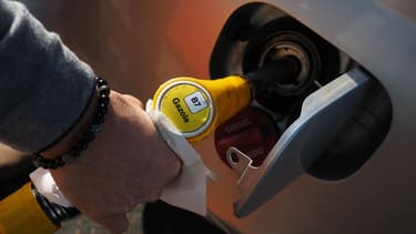 Les taxes sur le carburant n’augmenteront finalement pas au 1er janvier car l’Elysée a finalement choisi de "supprimer" la taxe carbone pour 2019.