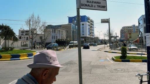 Une plaque indiquant le boulevard Donald J. Trump à Kamza, en Albanie, le 21 mars 2017