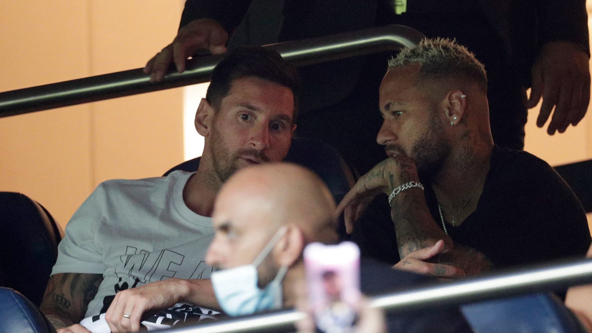 Messi et Neymar en tribune au Parc des Princes Messi et Neymar en tribune au Parc des Princes