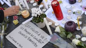 Des anonymes rendent hommage aux victimes des attentats à Paris.
