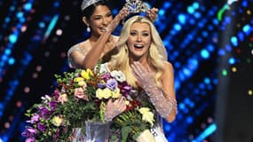 La nouvelle Miss Univers 2024, Victoria Kjaer Theilvig du Danemark, réagit alors qu'elle est couronnée après avoir remporté la 73e édition du concours Miss Univers à Mexico, le 16 novembre 2024.