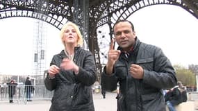 Shahid Nazir avec une touriste sous la tour Eiffel.