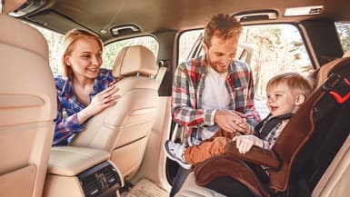 Famille sur le départ de leur vacances