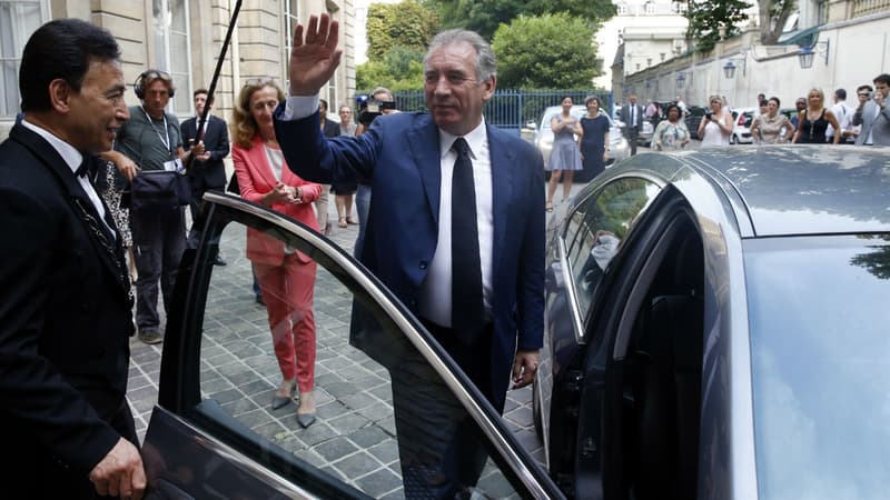 L'ex-garde des Sceaux François Bayrou quitte la cérémonie de passation de pouvoir à sa successeure, Nicole Belloubet, le 22 juin 2017 à Paris. 