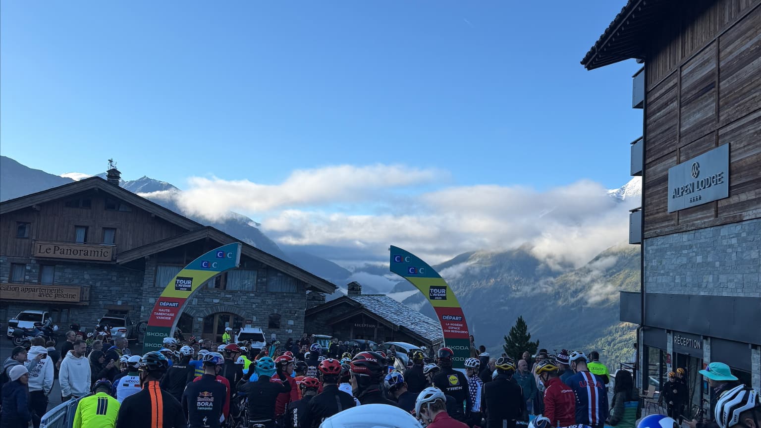les coureurs au départ du Tour de l'Avenir, le 29 août 2025 les coureurs au départ du Tour de l'Avenir, le 29 août 2025