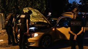 Des CRS effectuent un contrôle sur une voiture après plusieurs jours de fusillades liées au trafic de drogue à Échirolles, près de Grenoble, le 21 août 2024