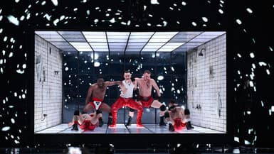Olly Alexander interprète son titre "Dizzy" en finale de l'Eurovision 2024, le samedi 11 mai à Malmö, en Suède