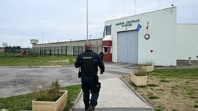 Un agent de la pénitentiaire se dirige vers l'entrée de la prison d'Arles où était incarcéré Yvan Colonna, le 2 mars 2022.