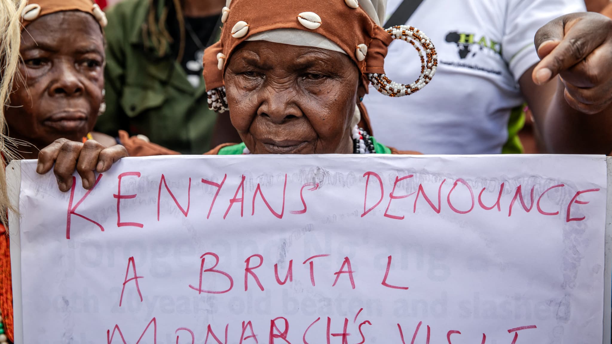 Photo de manifestations contre la visite du roi Charles IIII au Kenya, dans la ville de Nairobi, le 30 octobre 2023.