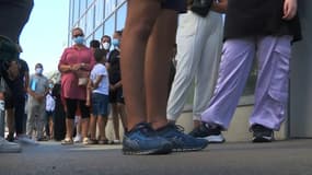 Personnes faisant la queue devant un laboratoire de Marseille pour se faire dépister, le 24 août