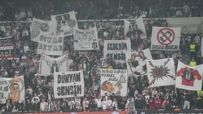 Des fans de Besiktas pendant un match de Ligue Europa en octobre 2024