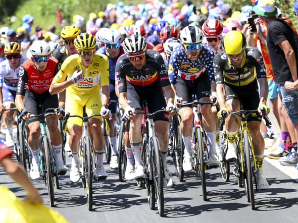 Le peloton lors de la 6e étape du Tour de France, avec Tadej Pogacar en jaune, le 10 juillet 2025.