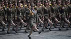 Les soldats de l'armée populaire coréenne  marchent à travers la place Kim Il-Sung lors d'un défilé militaire marquant le 105e anniversaire de la naissance du dernier dirigeant nord-coréen Kim Il-Sung, à Pyongyang le 15 avril 2017