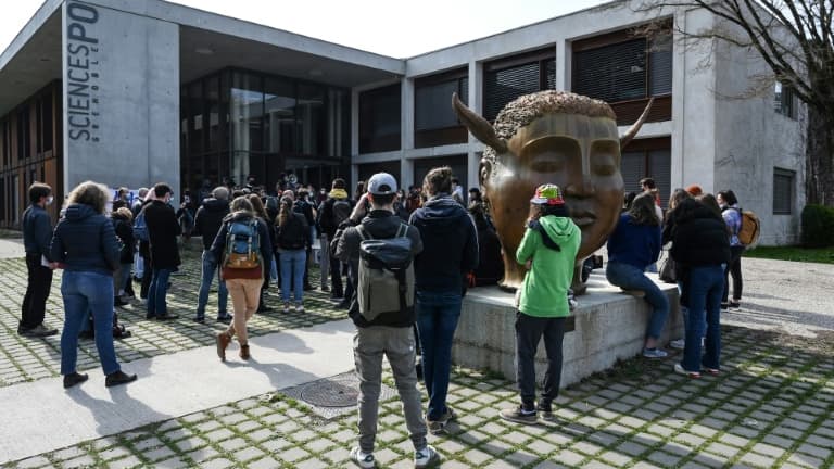 Des étudiants manifestent contre l'islamophobie devant le campus de Sciences Po Grenoble, le 9 mars 2021