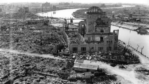 Photo de Hiroshima prise en novembre 1945, trois mois après le bombardement nucléaire américain, exposée dans le Musée du Mémorial pour la Paix