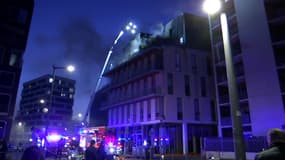 Les pompiers ont déployé un bras élévateur ce mercredi 2 avril à Lille pour éteindre l'incendie qui s'était déclaré dans un immeuble près de la porte de Valenciennes
