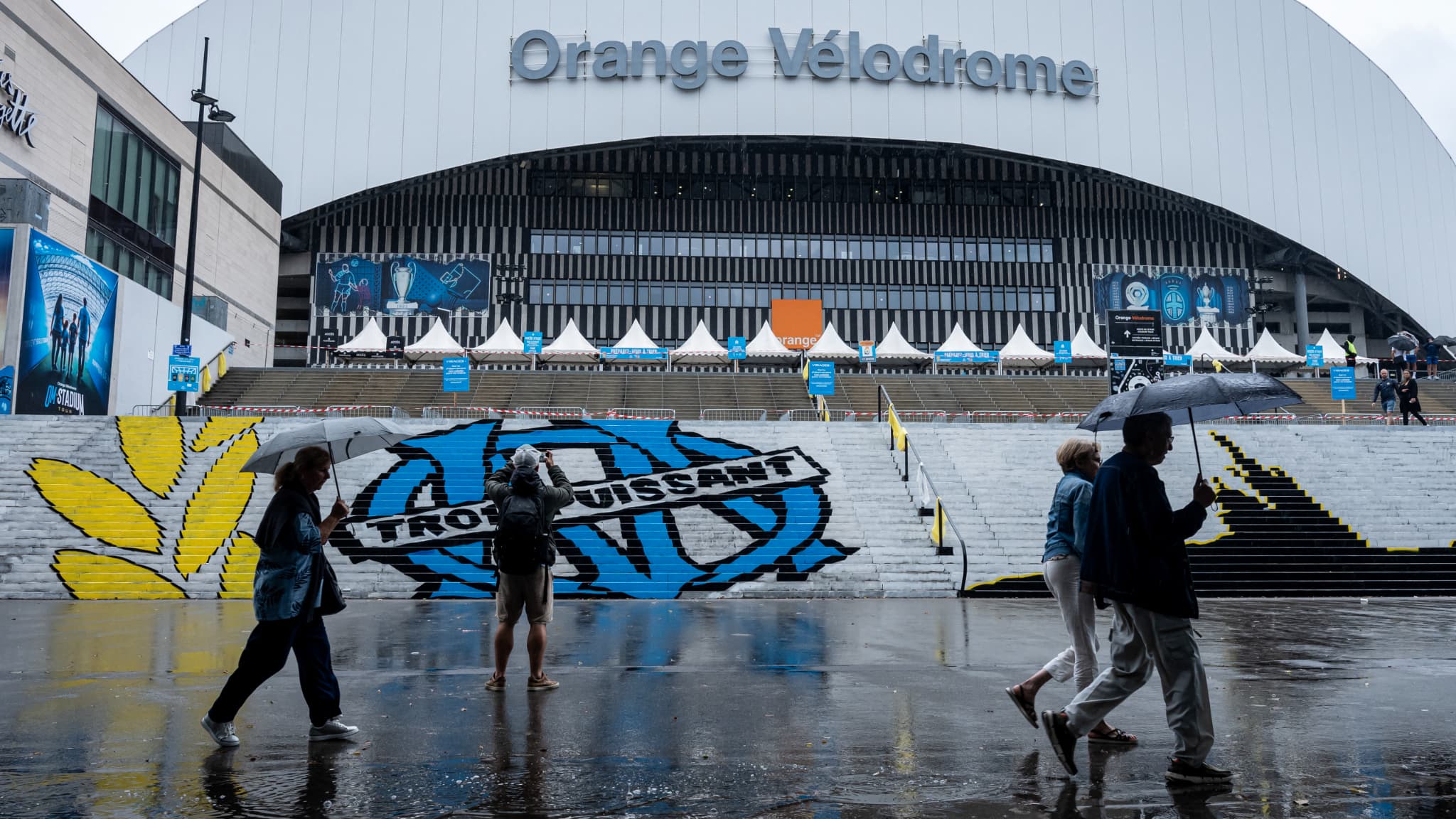 "L'OM PASSE AVANT MON TRAVAIL", "C'EST MORT POUR MOI"... LES SUPPORTERS MARSEILLAIS VENUS DE LOIN TIRAILLÉS APRÈS LE REPORT DU CLASSIQUE DE LIGUE 1 CONTRE LE PSG