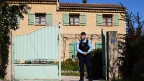 Des gendarmes devant la maison des grands-parents du petit Émile, à la Bouilladisse (Bouches-du-Rhône) le 25 mars 2025.