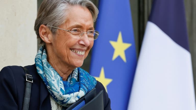 La ministre du Travail, Elisabeth Borne, à la sortie de conseil des ministres de l'Elsyée, à Paris, le 22 décembre 2021