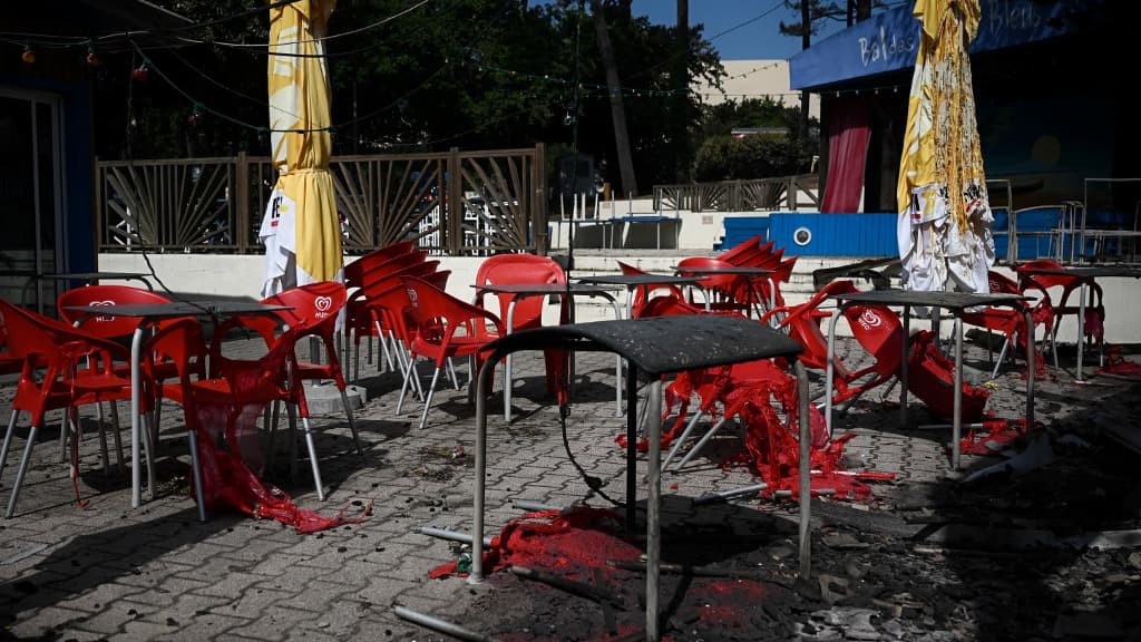 Des tables et chaises brûlées au camping des "Flots bleus" le 19 juillet 2022.