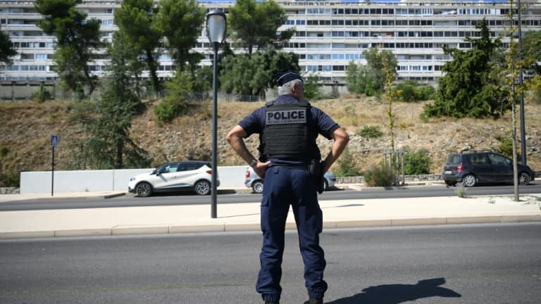 Un policier monte la garde dans le quartier de Pissevin à Nîmes (Gard), le 22 août 2023 