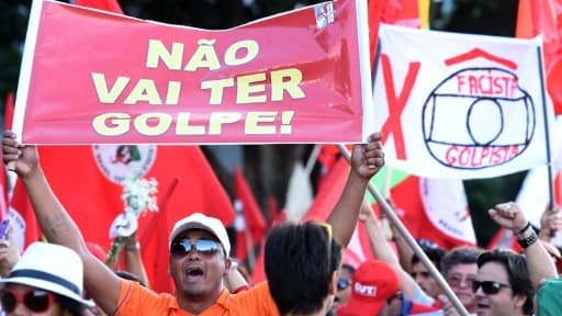 Des partisans du Parti des travailleurs (PT) au pouvoir au Brésil manifestent en soutien à la présidente Dilma Rousseff à Brasilia, le 31 mars 2016